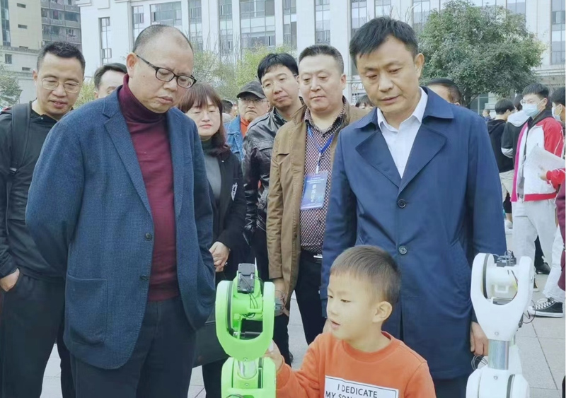 2022年4月28日，重庆瑞佳达科技3D打印机设备和自主创新研发生产的3D打印机械人臂手走进万州区职教活动周科普展示了3D打印技术。原万州区委副区长涂立军等领导在活动现场工作指导。向各职业院校师生及市民进行了3D打印技术知识科普宣讲和设备、作品展示。